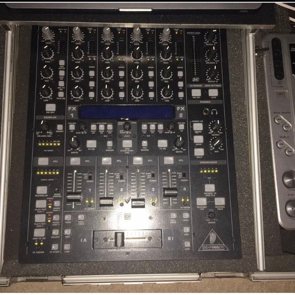 Pioneer 2 CDj 800 And Behringer DDM4000 5-Channel DJ Mixer And Wheels Odsey Case - Picture 5 of 12